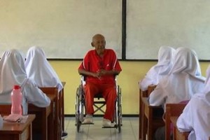 Pakai Kursi Roda, Heru Tetap Semangat Mengajar